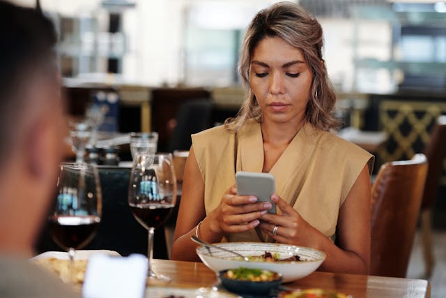 Je telefoon gebruiken tijdens het eten is voor sommigen een moderne gewoonte en voor anderen eenslechte etiquette
