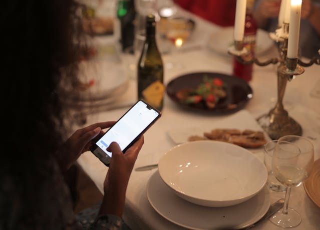Telefoon gebruiken tijdens het eten