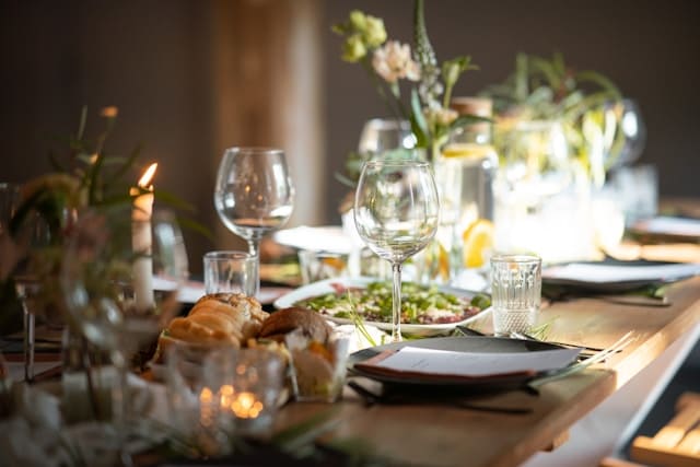 Witte en groene keramische borden op een bruin houten eettafel