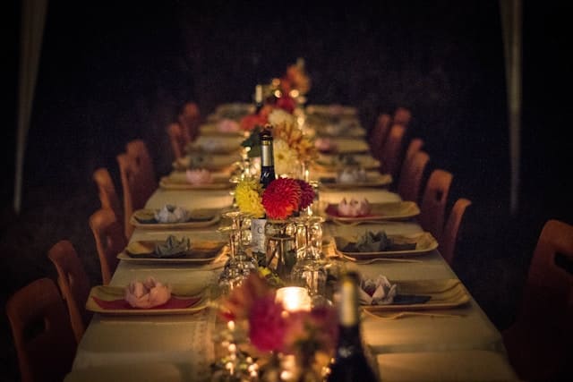 Een gedekte tafel voor een formeel diner met wijnglazen en borden