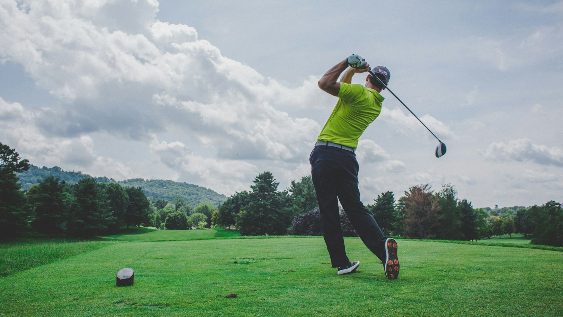 Golfer in actie op de tee box, voeding tijdens golfen ondersteunt prestatie op de baan