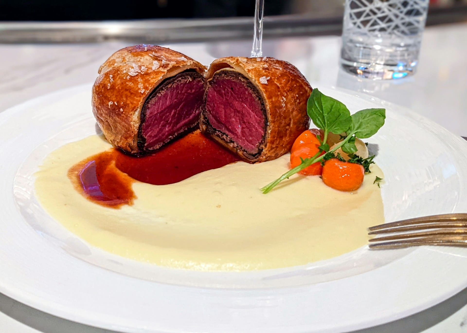 Beef Wellington met romige aardappelpuree, rode wijnsaus en wortelgarnituur – perfect voor een verrassend diner
