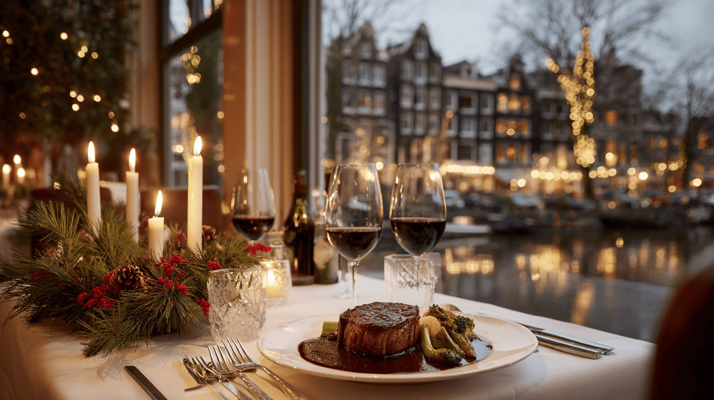 Feestelijk gedekte tafel voor een kerstdiner in een restaurant aan de grachten van Amsterdam