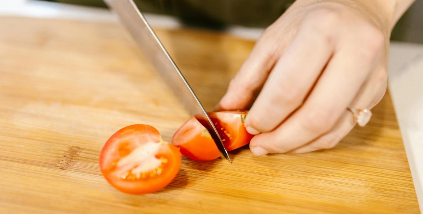 Snijwondrisico bij tomaat snijden tijdens keukenwerk &ndash; voorbeeld van schade op de werkvloer