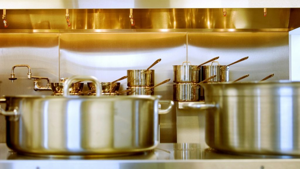 RVS pannen in professionele keuken geleverd door horeca apparatuur leverancier