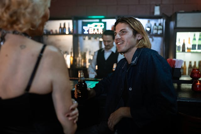 Avondje uit in het buitenland in een bar