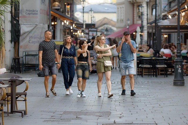 Een familie die door de stad loopt
