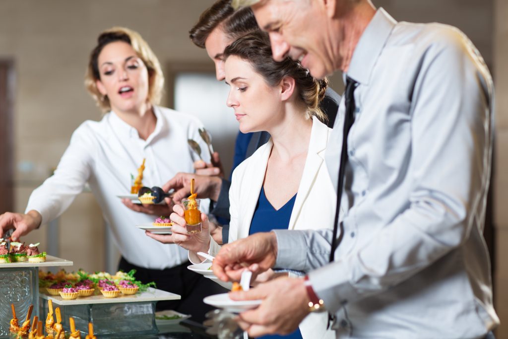 mensen scheppen eten op 