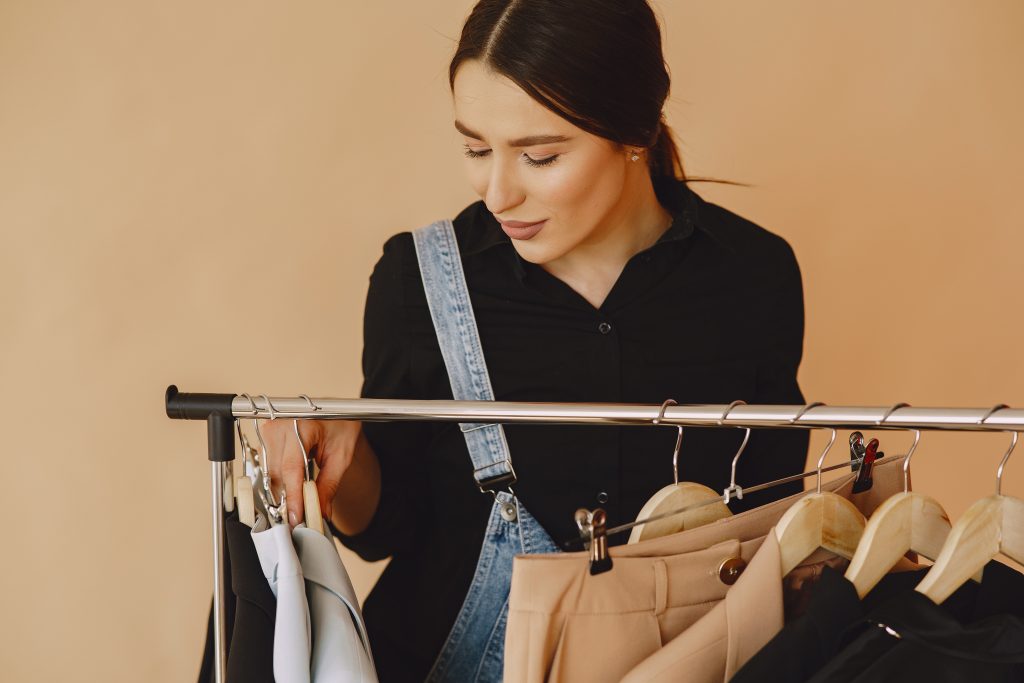 vrouw kiest outfit uit voor etentje